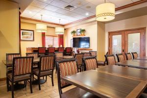 ein Restaurant mit Tischen und Stühlen und einem Flachbild-TV in der Unterkunft Hampton Inn Richfield in Richfield