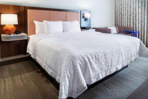 Postel nebo postele na pokoji v ubytování Hampton Inn Rockford