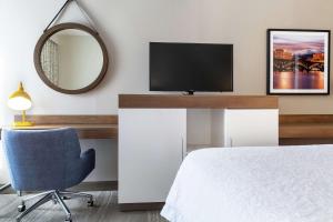TV a/nebo společenská místnost v ubytování Hampton Inn Rockford
