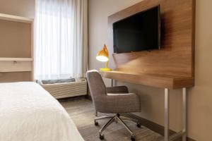 TV a/nebo společenská místnost v ubytování Hampton Inn Rockford