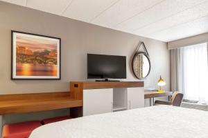 Habitación de hotel con cama y TV de pantalla plana. en Hampton Inn Rockford en Rockford