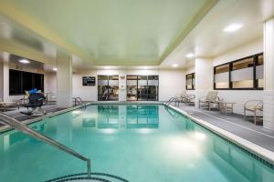 una piscina in una camera d'albergo con sedie e tavoli di Hampton Inn Roanoke/Hollins - I-81 a Roanoke