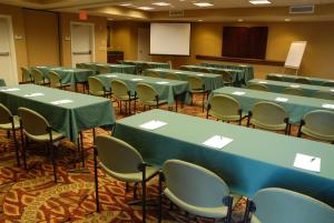 ロックスプリングスにあるHomewood Suites - Rock Springsの緑のテーブルと椅子、表彰台が備わる部屋