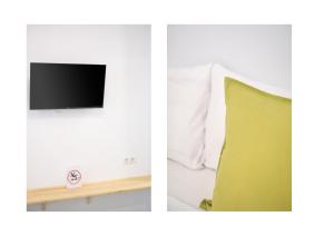 Duas fotografias de um quarto com uma televisão e uma almofada verde em Studio El Greco near the Reducto beach em Arrecife