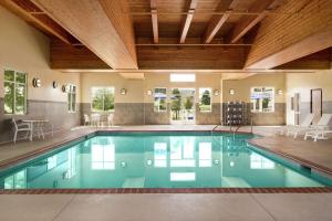una piscina en una casa con techo en Hampton Inn & Suites Rogers, en Rogers
