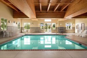 Πισίνα στο ή κοντά στο Hampton Inn & Suites Rogers