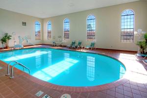 - une grande piscine dans une chambre d'hôtel dans l'établissement Hampton Inn Russellville, à Russellville
