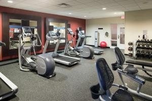 una sala de fitness con equipo cardiovascular en un gimnasio en Hampton Inn & Suites Rochester-North, en Rochester