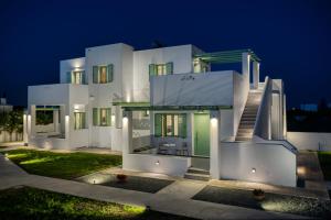 a large white house at night at Agalipa in Skiros