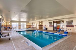 uma grande piscina num quarto de hotel com em Hampton Inn Rawlins em Rawlins