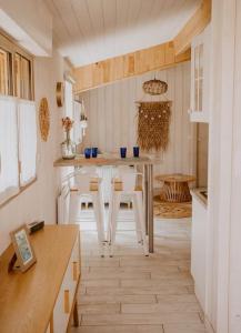 uma cozinha com mesa e cadeiras num quarto em La cabane de Mamie classée 4 étoiles à 150m de la plage 2 chambres 3 lits em Biscarrosse-Plage