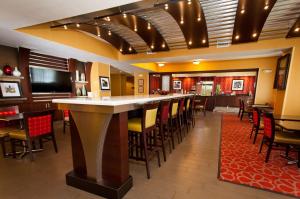 un bar dans un restaurant avec des chaises et des tables dans l'établissement Hampton Inn & Suites Sacramento-Auburn Boulevard, à Sacramento
