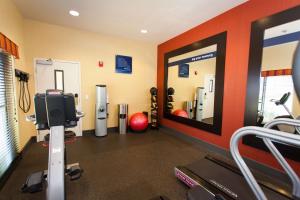 einen Fitnessraum mit einem Fitnessraum und einem Spiegel in der Unterkunft Hampton Inn & Suites Sacramento-Auburn Boulevard in Sacramento