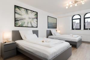 Postel nebo postele na pokoji v ubytování Einfach aber sehr komfortabel - Wohnung für 12 Personen - 2xWC - Gruppen, Messe, Monteure, Studenten - Voll ausgestattet - 6 Betten 140x200cm hochwertig, 3 Smart-TV 55 Zoll Netflix, 1000 Mbit WLAN, voll ausgestattete Küche + 9 fotografií