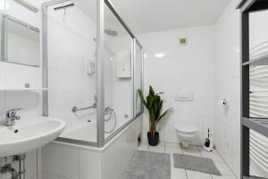 Koupelna v ubytování Einfach aber sehr komfortabel - Wohnung für 12 Personen - 2xWC - Gruppen, Messe, Monteure, Studenten - Voll ausgestattet - 6 Betten 140x200cm hochwertig, 3 Smart-TV 55 Zoll Netflix, 1000 Mbit WLAN, voll ausgestattete Küche