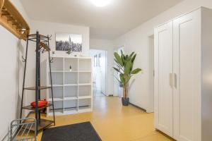 Fotografie z fotogalerie ubytování Einfach aber sehr komfortabel - Wohnung für 12 Personen - 2xWC - Gruppen, Messe, Monteure, Studenten - Voll ausgestattet - 6 Betten 140x200cm hochwertig, 3 Smart-TV 55 Zoll Netflix, 1000 Mbit WLAN, voll ausgestattete Küche v destinaci Duisburg