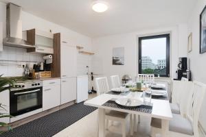 Kuchyň nebo kuchyňský kout v ubytování Einfach aber sehr komfortabel - Wohnung für 12 Personen - 2xWC - Gruppen, Messe, Monteure, Studenten - Voll ausgestattet - 6 Betten 140x200cm hochwertig, 3 Smart-TV 55 Zoll Netflix, 1000 Mbit WLAN, voll ausgestattete Küche