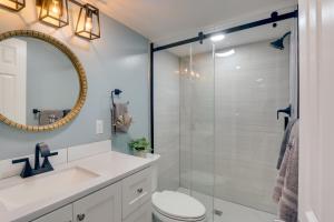 Ένα μπάνιο στο Harpers Ferry Home with Private Pool and Hot Tub! +22 φωτογραφίες