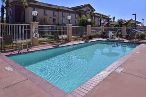 una piscina frente a una casa en Hampton Inn & Suites Woodland-Sacramento Area en Woodland