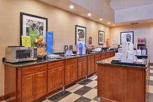 a restaurant with a counter with a microwave at Hampton Inn & Suites Woodland-Sacramento Area in Woodland