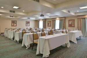 Hampton Inn & Suites Woodland-Sacramento Area في وودلاند: قاعة اجتماعات مع طاولات وكراسي بيضاء