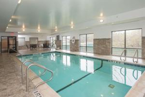una gran piscina de agua azul en un edificio en Hampton Inn & Suites Selma-San Antonio/Randolph AFB, en Selma