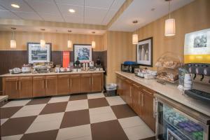 Hampton Inn & Suites Selma-San Antonio/Randolph AFB في Selma: مطعم للوجبات السريعة مع أرضية مشتركة