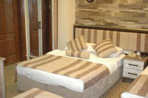 Postel nebo postele na pokoji v ubytování Konak Saray Hotel