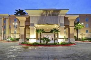 un gran edificio con palmeras en un aparcamiento en Hampton Inn & Suites San Antonio/Northeast I-35 en San Antonio