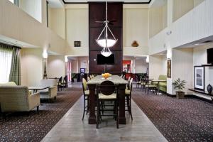 una sala de espera con mesa y sillas en Hampton Inn & Suites San Antonio/Northeast I-35, en San Antonio