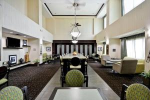 uma sala de espera num hospital com cadeiras e mesas em Hampton Inn & Suites San Antonio/Northeast I-35 em San Antonio