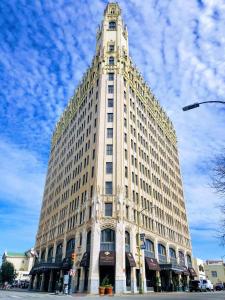 wysoki budynek z wieżą zegarową na górze w obiekcie The Emily Morgan Hotel - A DoubleTree by Hilton w mieście San Antonio