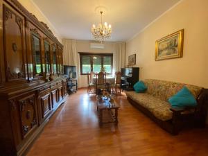 - un salon avec un canapé et une table dans l'établissement Polly Garden, à Rome