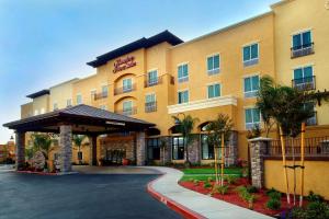 un hotel con un estacionamiento delante de él en Hampton Inn & Suites Lodi, en Lodi