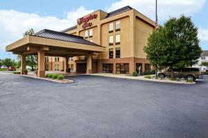 a hotel with a parking lot in front of it at Hampton Inn Louisville Airport Fair/Expo Center in Louisville