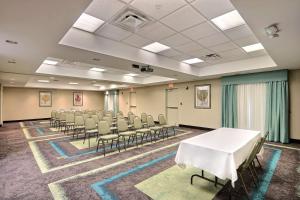 una sala de conferencias con una mesa blanca y sillas en Hampton Inn & Suites Savannah - I-95 South - Gateway, en Savannah