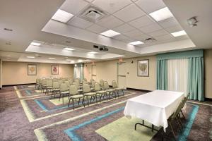 einen Konferenzraum mit einem weißen Tisch und Stühlen in der Unterkunft Hampton Inn & Suites Savannah - I-95 South - Gateway in Savannah