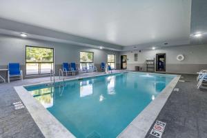 una gran piscina en una habitación de hotel en Hampton Inn & Suites Louisville East, en Louisville