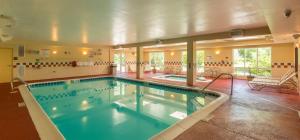 una gran piscina en un edificio en Hampton Inn Goshen, en Goshen