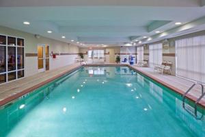 una gran piscina de agua azul en un edificio en Hampton Inn Matamoras en Matamoras