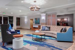 uma sala de estar com um sofá e uma mesa em Homewood Suites by Hilton Seattle Downtown em Seattle