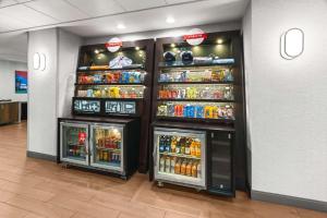 una tienda de refrescos con 2 neveras y bebidas en Hampton Inn Seekonk en Seekonk