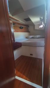 mały pokój z 2 łóżkami i drewnianą podłogą w obiekcie Sailboat Anemoi Sailing - Private Charter in San Blas w mieście Mamartupo