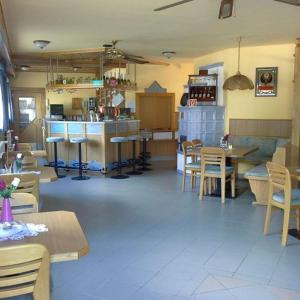 un restaurante con mesas y sillas y un bar en Malom Fogadó, en Balatonboglár
