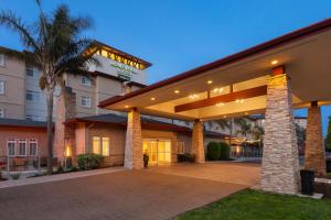 布里斯本的住宿－北加州舊金山機場希爾頓惠庭套房酒店，享有酒店外部景致,设有庭院。