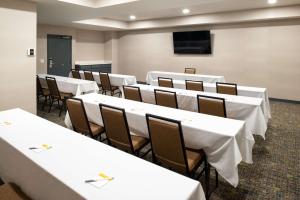einen Konferenzraum mit weißen Tischen und Stühlen in der Unterkunft Hampton Inn San Francisco - Daly City in Daly City