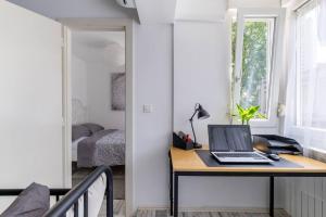 a desk with a laptop on it in a bedroom at Apartman Marija in Zagreb
