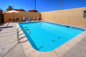 uma grande piscina com água azul em Hampton Inn Milpitas em Milpitas