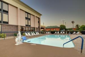 a swimming pool in front of a building at Hampton Inn Lebanon in Lebanon