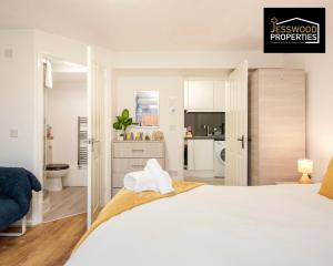 Säng eller sängar i ett rum på Bright and Cosy Studio Apartment by Jesswood Properties Short Lets With Free Parking Near M1 & Luton Airport